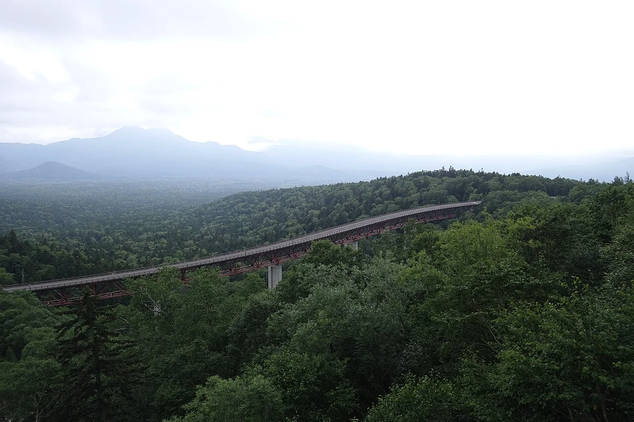 三国峠の森に架かる松見大橋
